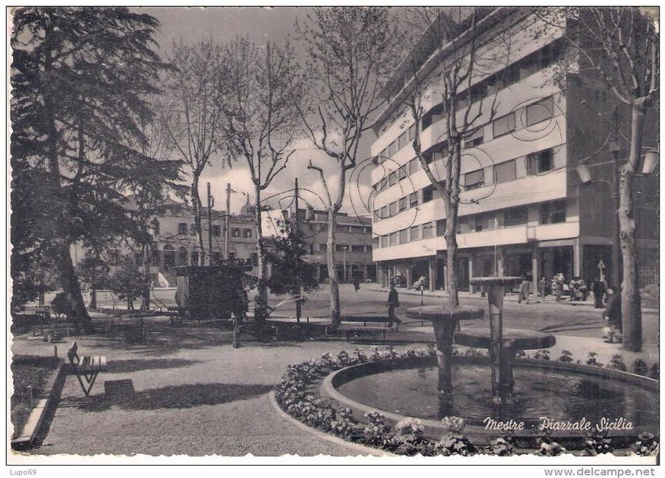 Piazzale Donatori di Sangue in una vecchia cartolina, che rappresenta com'era fino a poco tempo fa